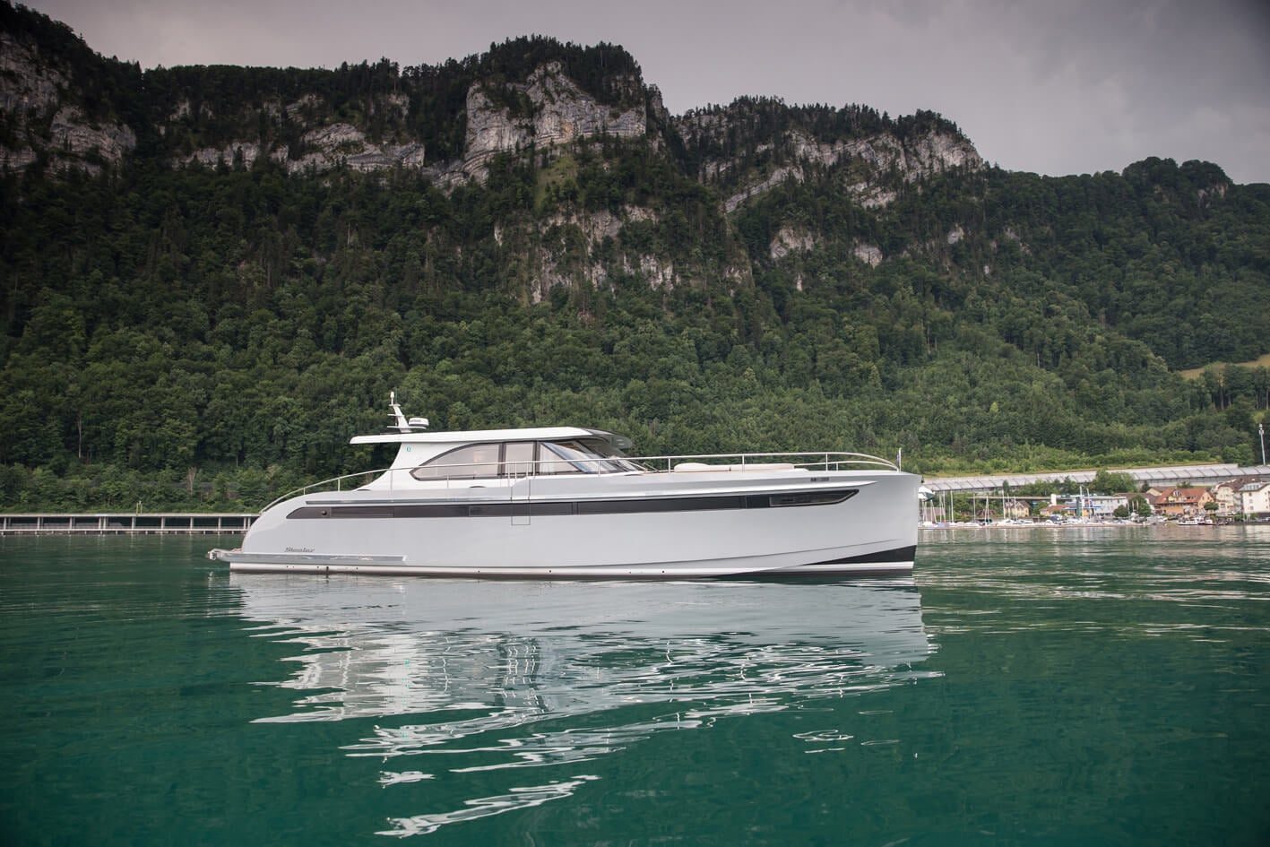 Steeler 56S motor yacht exterior